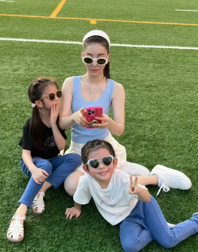 郭富城娇妻带娃遛弯,女儿超像爸爸,方媛手提近两万的包包显贵气