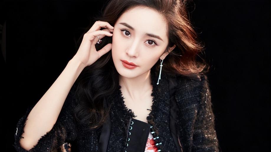 杨幂去福建爬山对着镜头比耶,37岁身材依旧火辣,粉丝争相吹捧