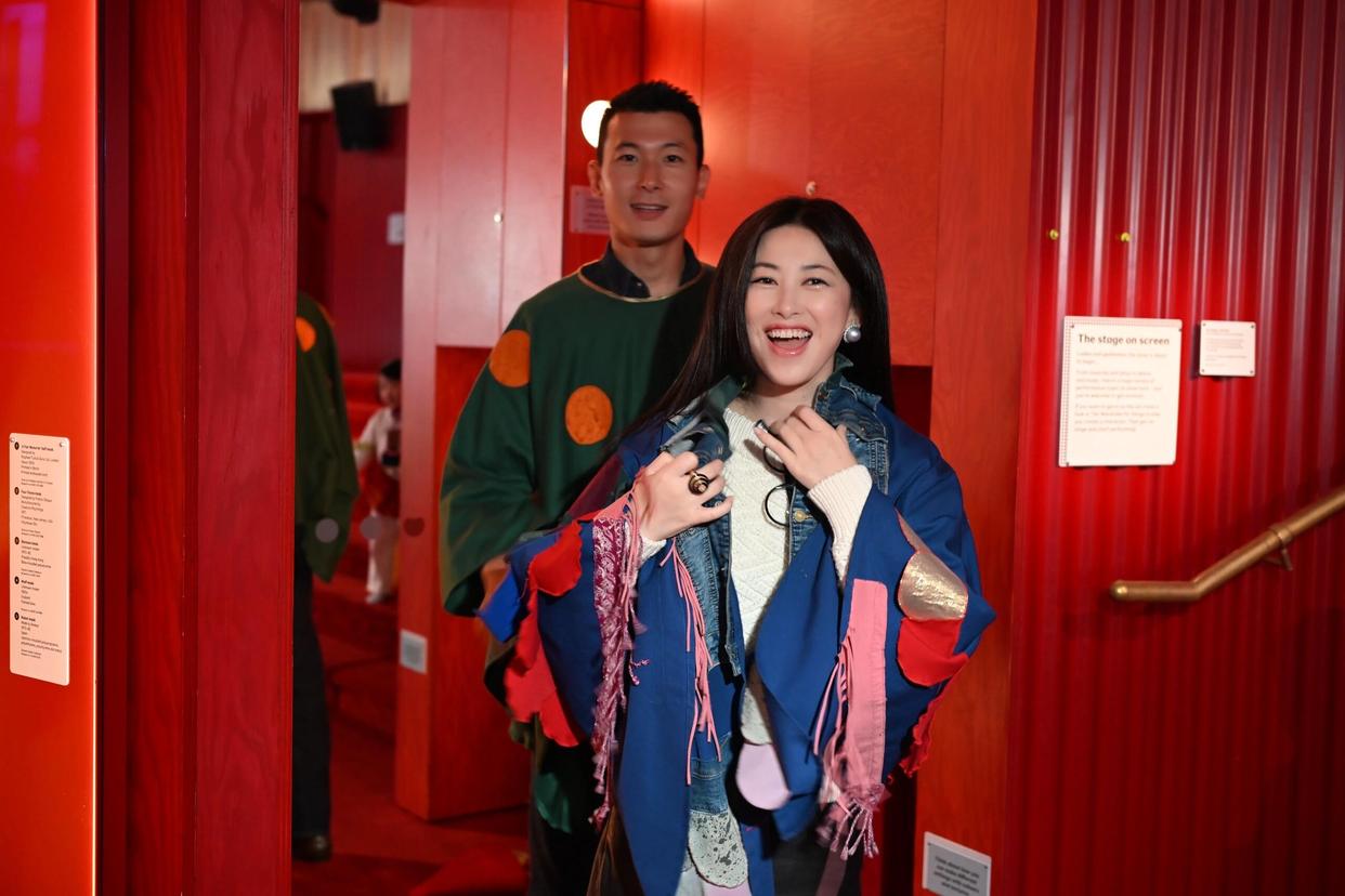 朱珠晒一家三口逛博物馆,亲子时光好欢乐,3岁女儿珠宝很像爸爸