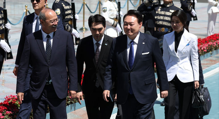 韩国第一夫人美到乌兹别克斯坦了!穿纱裙把人美到,嫩成小仙女了