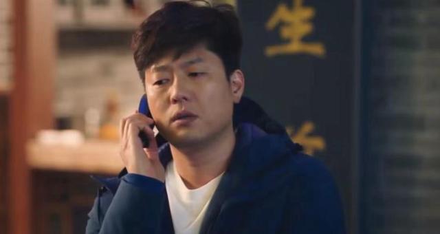 凌潇肃超市购物，憔悴水肿头发炸毛，网友形容像洪世贤流落街头