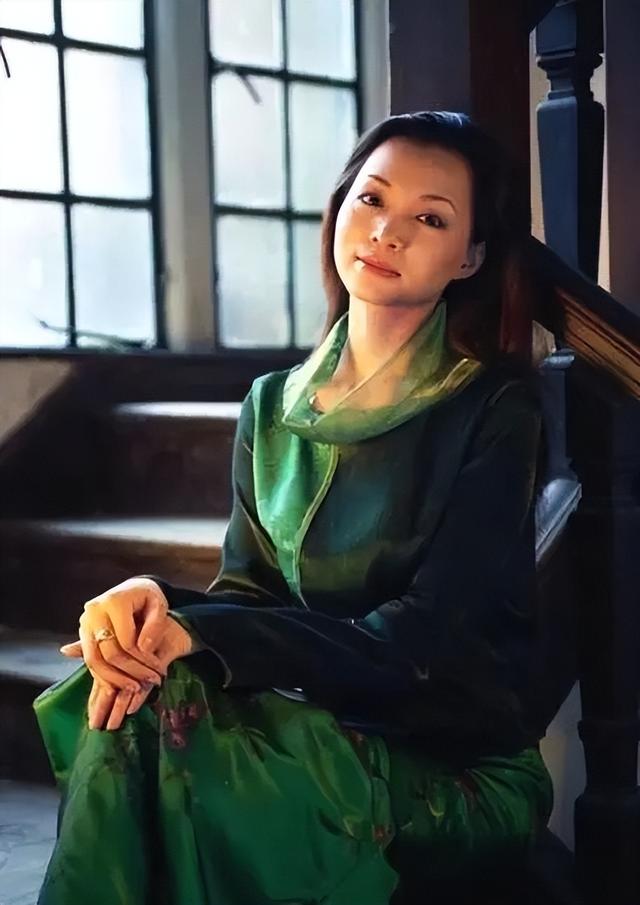 董卿早年旧照,圆脸加大龅牙尖嘴猴腮,反而是老了更漂亮!