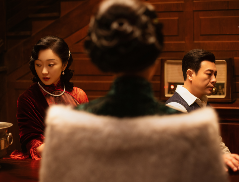 张颂文与张瑶拍吻戏,镜头拉近两人吻得好入迷,网友:这才是演技