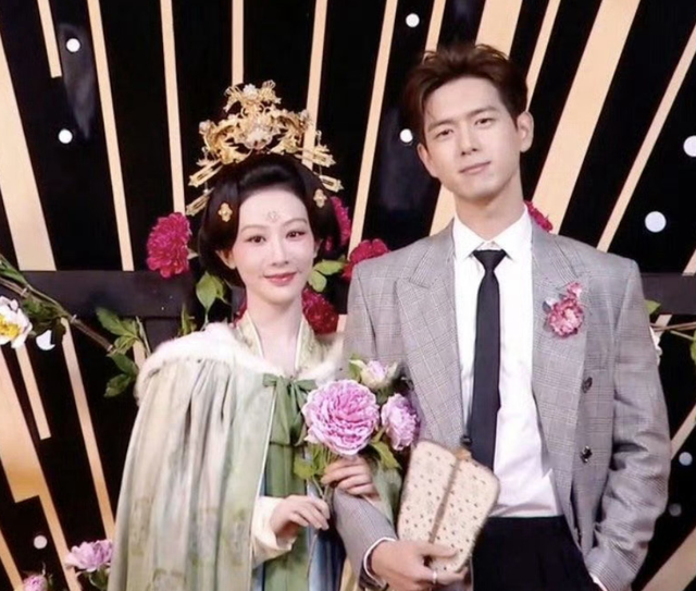 一场红毯看出赵丽颖地位！都靠大女主剧火，她和杨紫咖位相差太大