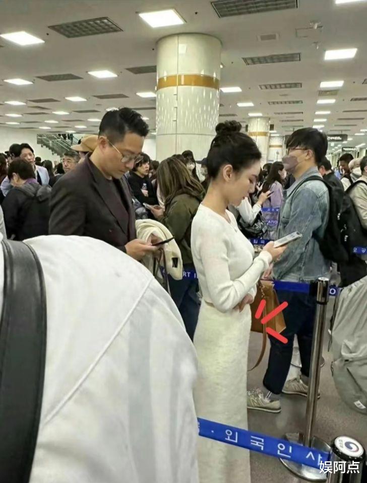 汪小菲首尔大秀恩爱,马筱梅孕肚明显!低头不断查阅小宝宝照片!