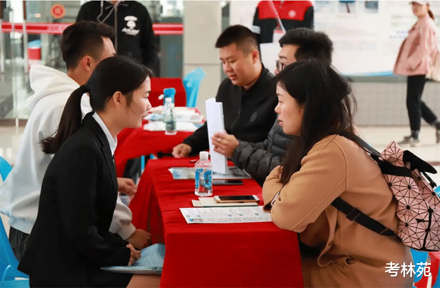 太欺负人了！“专升本”求职者询问面试结果，被HR讥讽：废物