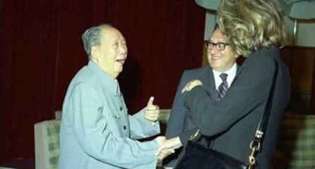 75年，张玉凤一家四口的合影，31岁的她，长相惊艳，气质出众！