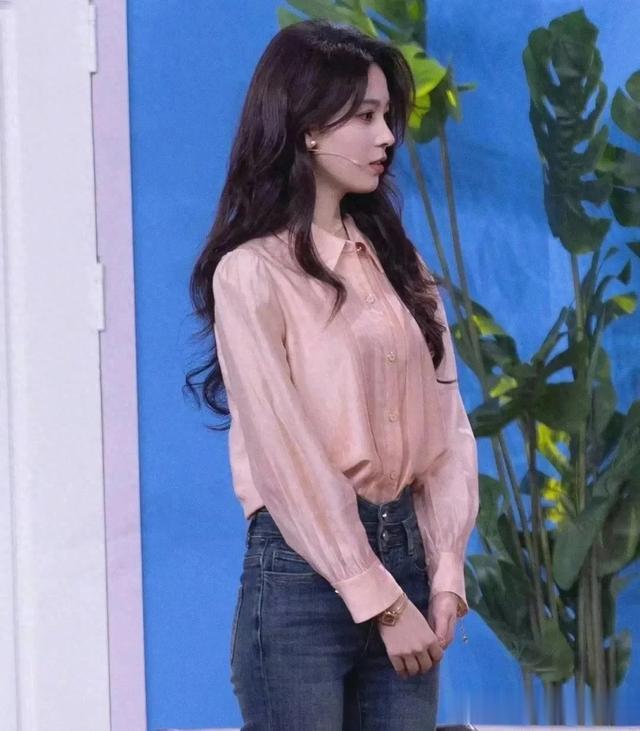 春晚的陈瑶，身材比例居然这么好，肉粉色礼服紧致贴身，太美啦