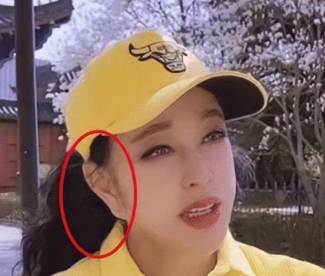 刘晓庆晒74岁生日照，脸蛋光滑如少女，网友：她的耳朵怎么那么长