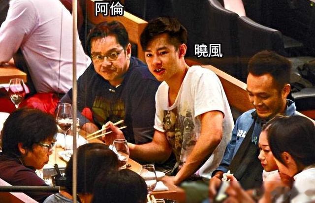 73岁谭咏麟与高挑美女十指紧扣逛街,女方疑是51岁红颜知己朱