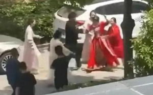 新娘突然要2万8的现金红包才肯下车，我“答应”了，结果她骂了一句废物转头就走，后来，她跪在我脚边……