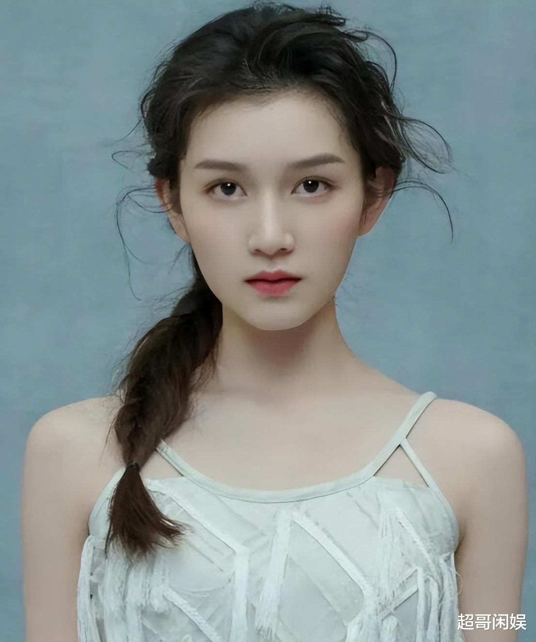 陈思诚老牛吃嫩草!25岁女友遭曝光,颜值身材不输前妻佟丽娅!