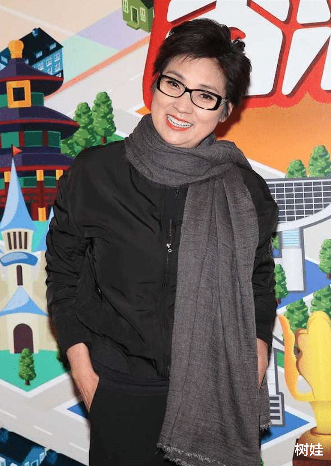 62岁戚美珍近照曝光,与苗侨伟健身初见成效,减肥后身材苗条矫健