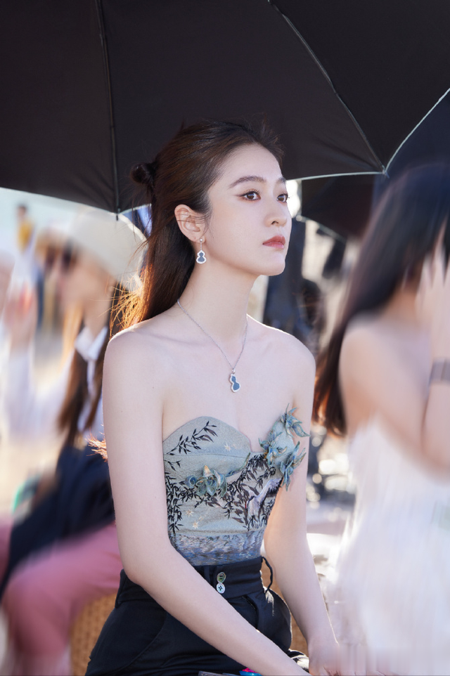 张雪迎抹胸裙沙漠大片 ???