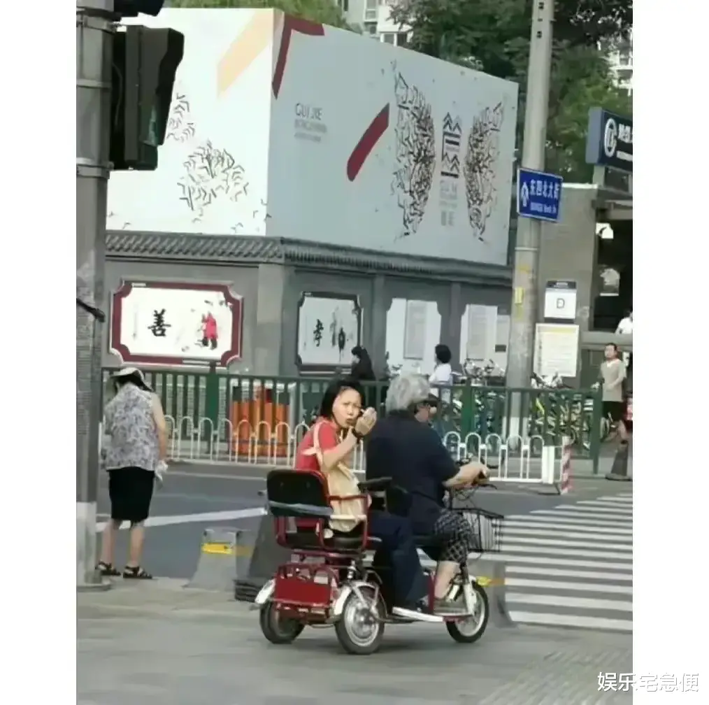 55岁窦唯罕露面!发福头发秃顶,变化大到无人识,在灵隐寺瞎溜达