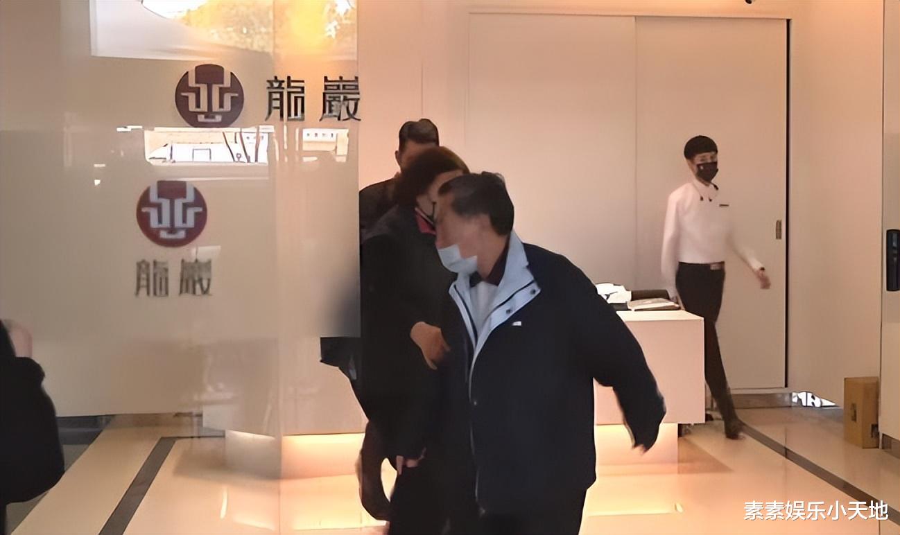 小S全家现身公公灵堂，3个孙女素颜出镜，遗孀搀扶悲伤前行