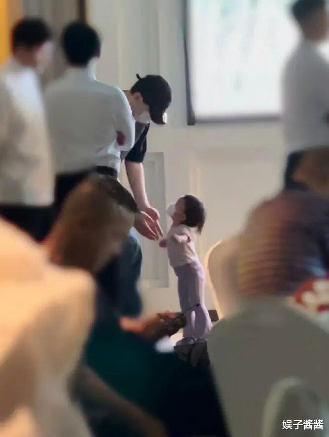 邓伦情史大起底:从顶流陨落到豪门准女婿,隐婚生女疑云背后真相几何?