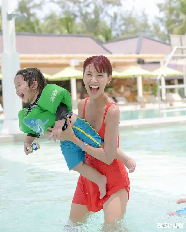 TVB视帝夫妻出国度假,小娇妻素颜抗打,心情大好懒理不利传闻