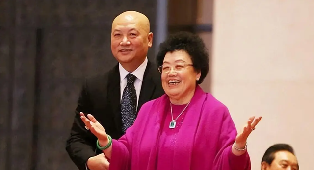 女首富陈丽华，年轻照片曝光，网友：好美，怪不得迟重瑞鞍前马后