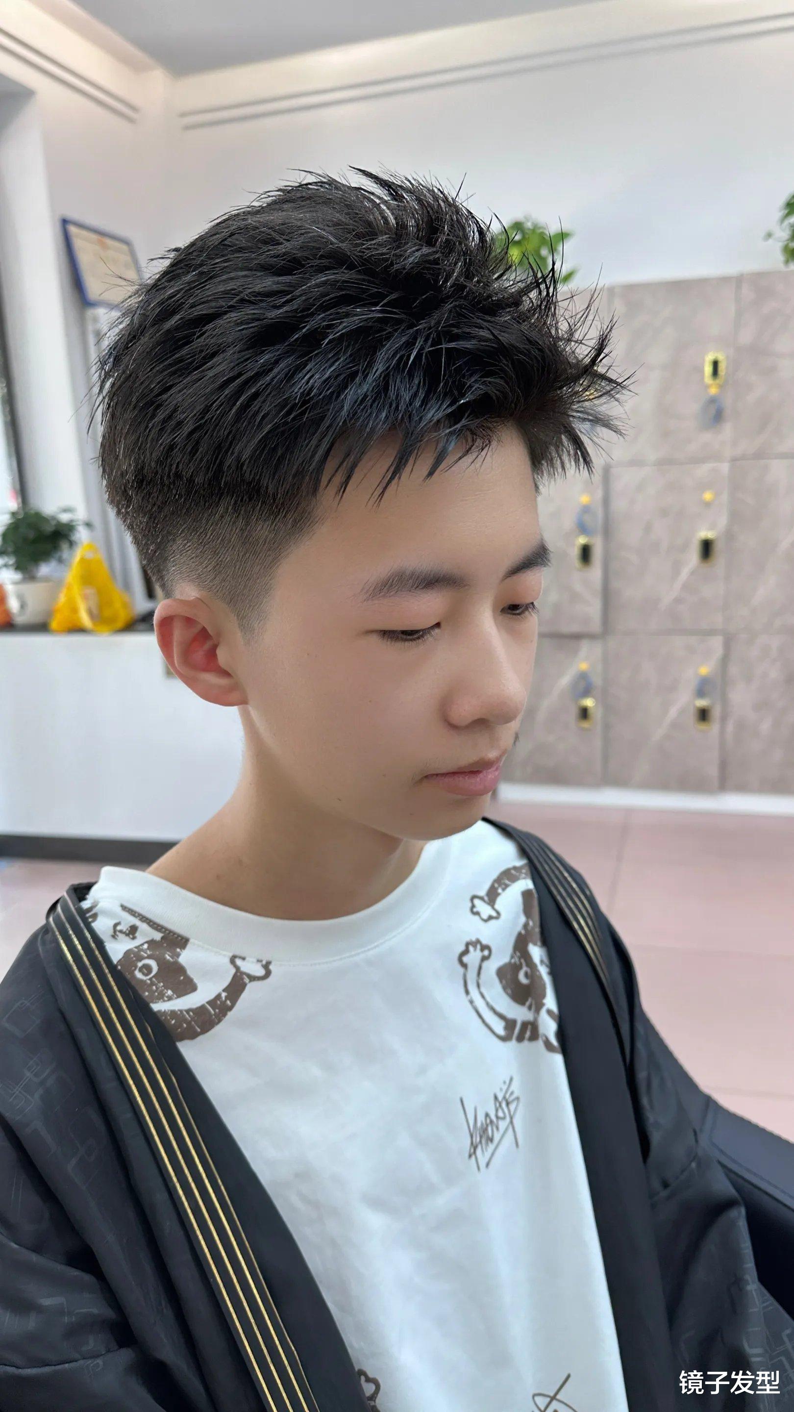 年轻男生发型攻略:周边铲短,头顶造型烫,展现真帅气