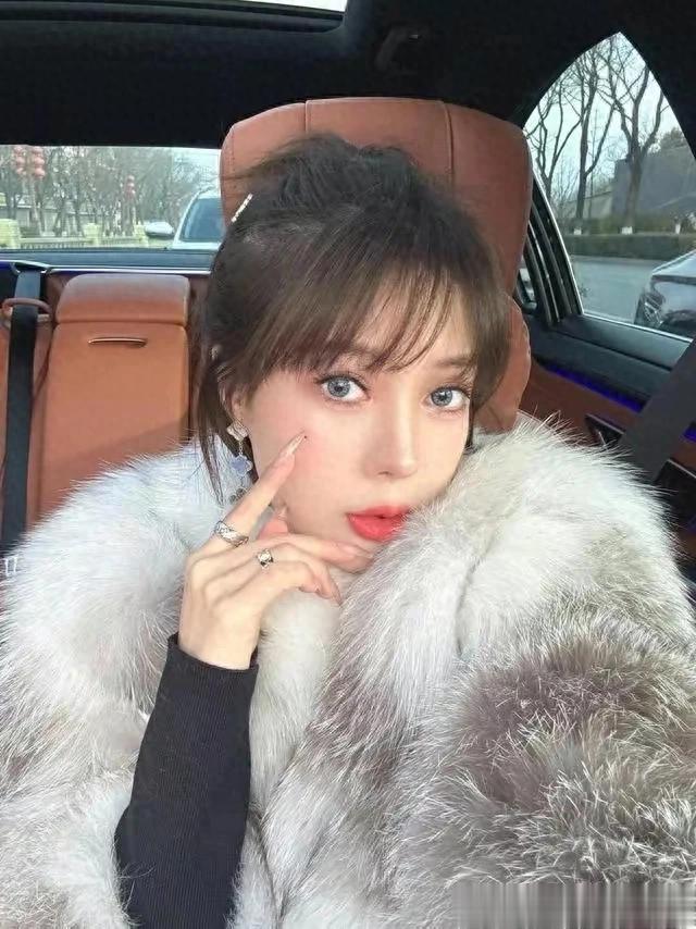 郭美美再度炫富受质疑,和同性伴侣享受生活,坐游艇戴珠宝太享受