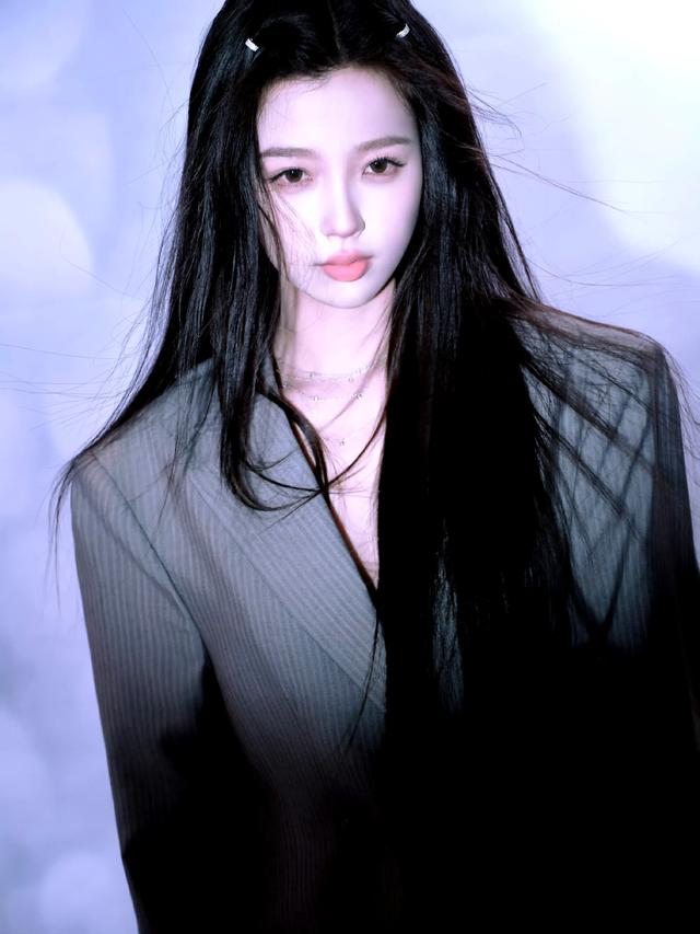 虞书欣在台上讲话 姜妍在台下笑意盈盈地看着她