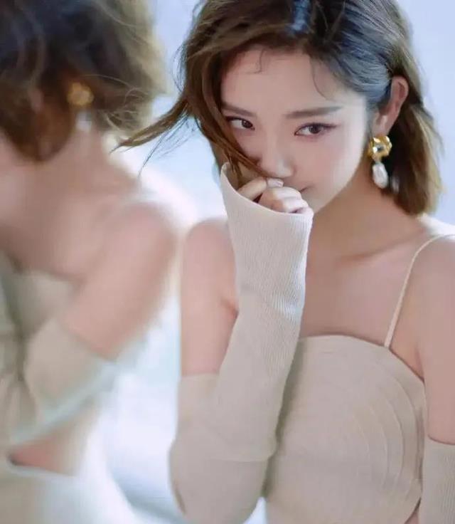 唐艺昕炫“肚兜照”!37岁尽显娇嫩,张若钧却小心翼翼当着电灯泡