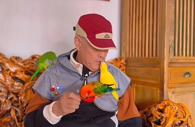 赵本山退休生活玩出新高度，3只鸟上万块，走哪带哪，还亲嘴喂食