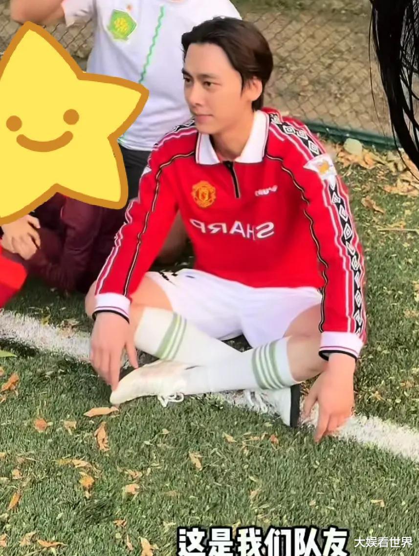 李易峰近照变化大，梳中分头发际线后移，穿万元球衣与好友踢球