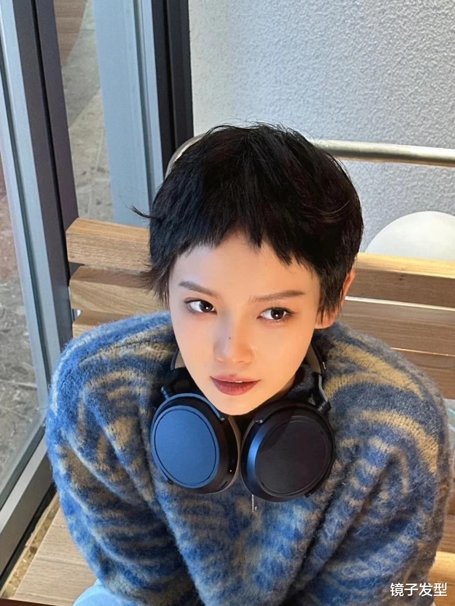 今夏热门发型,狗啃锯齿刘海短发,引领个性时尚新潮流