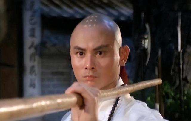 他是刘家良胞弟 演戏导演全能 不受哥哥重用 与洪金宝更像亲兄弟