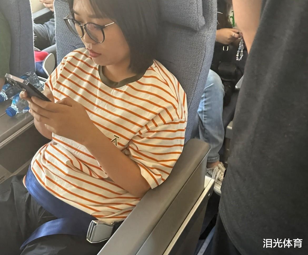 李雪琴飞机上被偶遇,胳膊腿好细真人太瘦!网友:90斤都没她腿细