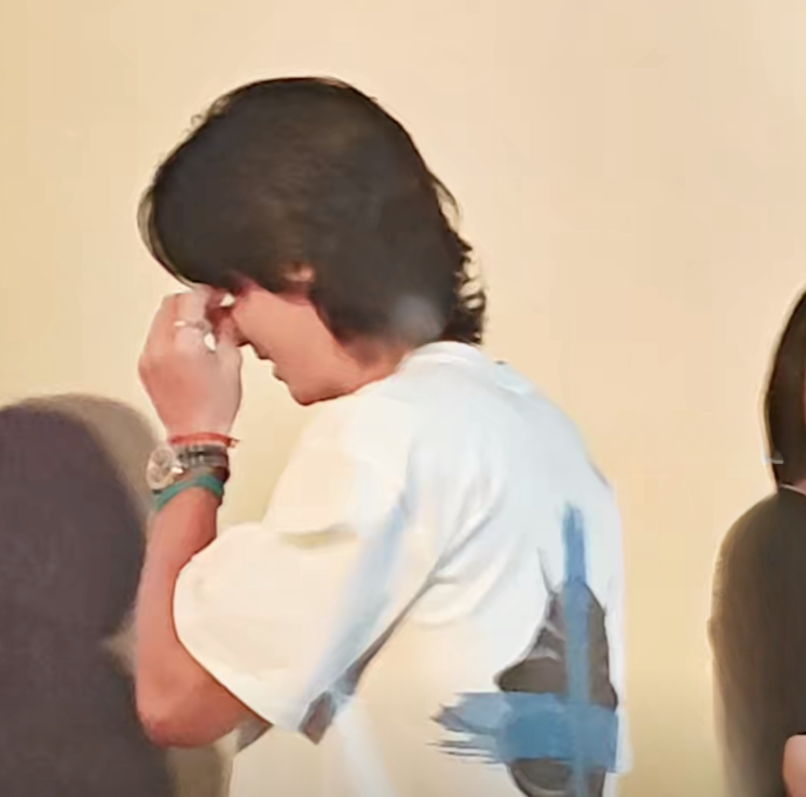 朱一龙新片扑街!本人落泪上热搜,宣发人员暗讽:年龄大还甩锅