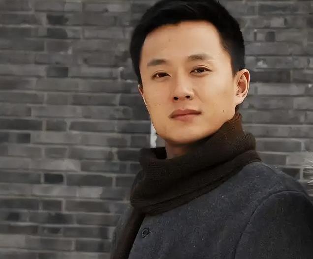 《驻站》发现一张熟脸,二十年前他是娱乐圈的顶流,只是差点运气