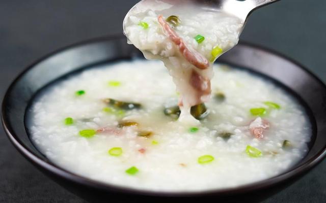 我就不明白了，老祖宗的稀饭惹谁了？专家们一口一个“没营养”！