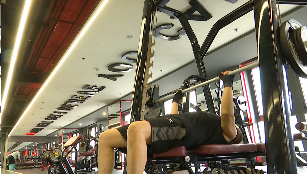 女子健身时，几十斤重的健身器材砸在脸上……