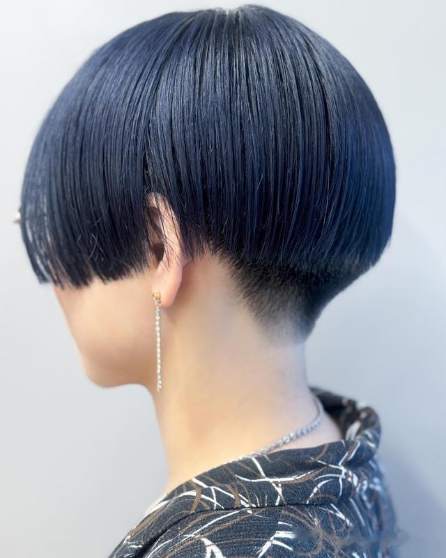 今日流行新风尚:后脖起发脚的女士短发