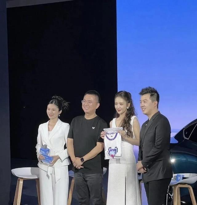 41岁佟丽娅现身车展当车模，穿小白裙看似爆瘦，实则年轻又时髦！