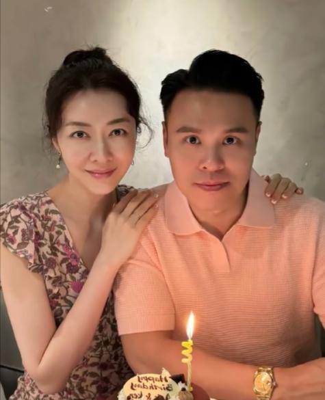 43岁熊黛林高调给老公庆生,小碎裙好温婉,老公手上金表价格不菲