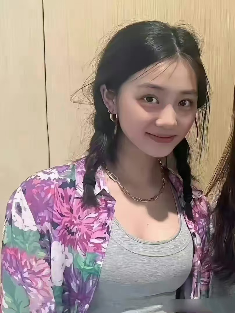 黄多多当街被偶遇星味足，穿搭被扒价格亮眼，王诗龄近照完全不同