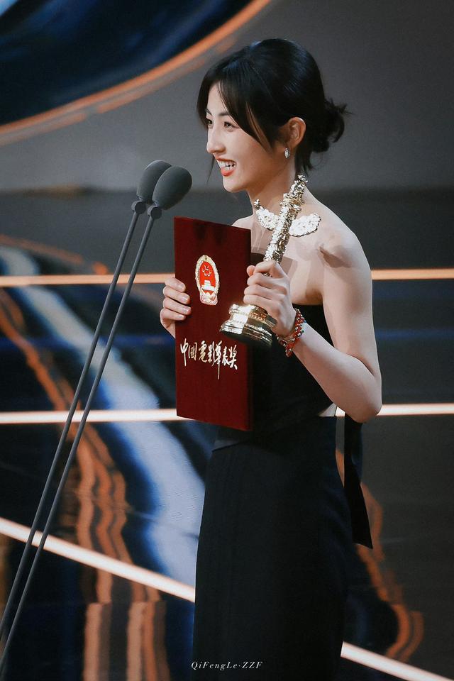 北电空位疑云:张子枫忙到飞起,毕业照里玩失踪!