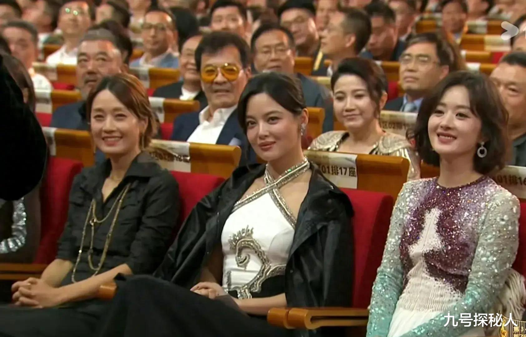 飞天奖内场,坐在唐嫣身后的颜丙燕,把人情世故展现得淋漓尽致