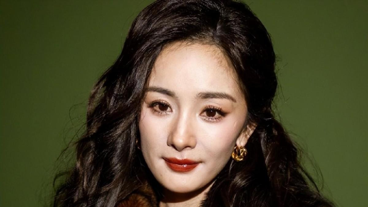 37岁杨幂与36岁刘亦菲亮相巴黎，杨幂皮肤下垂松垮，刘亦菲身材走样却赢麻了