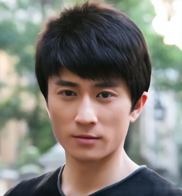 男人过了50岁，发型要远离这3种“老年头”，换成这3种更帅气减龄