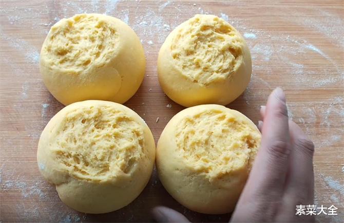 把玉米面用开水一烫，加点面粉，搅一搅，拧一拧，个个松软开花
