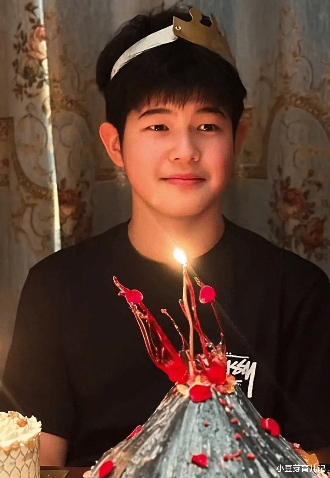 胡可沙溢为大儿子庆生,13岁安吉神似刘昊然, 变瘦之后越长越帅了