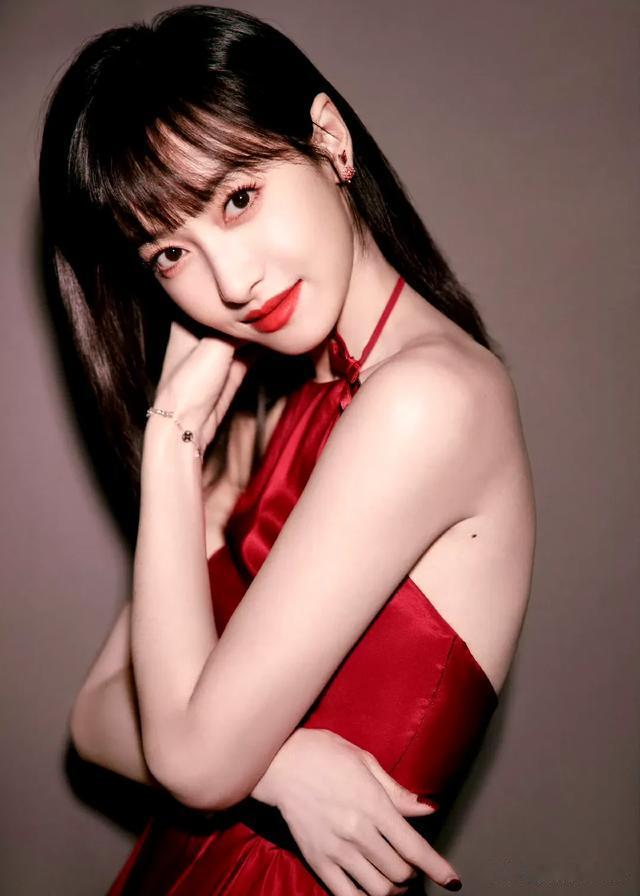 宋茜不愧是女团出身,这身材气质真的很独特。