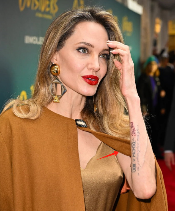 安吉丽娜朱莉才是“大女主”！棕色斗篷内搭同色系吊带裙，超惊艳