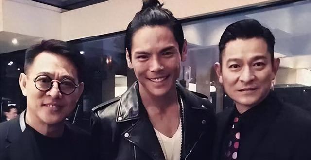 向佐掌掴李小龙模仿者,对方报警:向华强儿子无法无天?本人回应