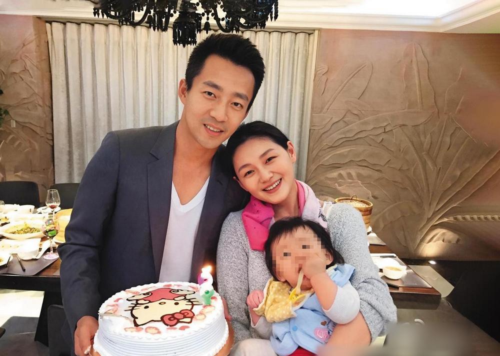 汪小菲拿到孩子证件，带着妻子回北京，孩子却留在台湾继续生活！